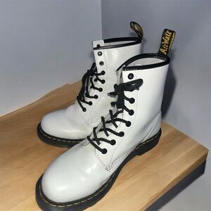 Doc martins white boots in great condition